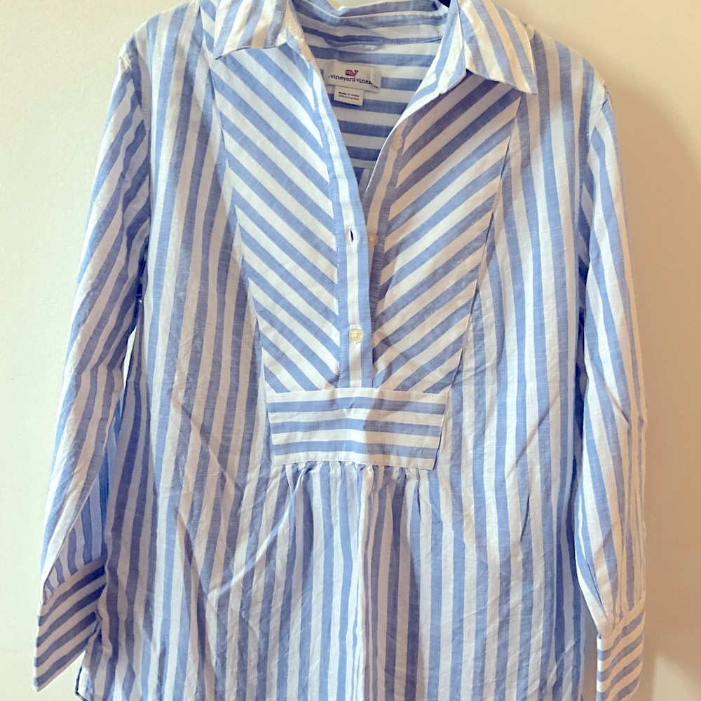 Vineyard Vines popover shirt size small.